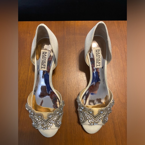 NWOT Badgley Mischka Size 6 Kitten Heels - Picture 5 of 6